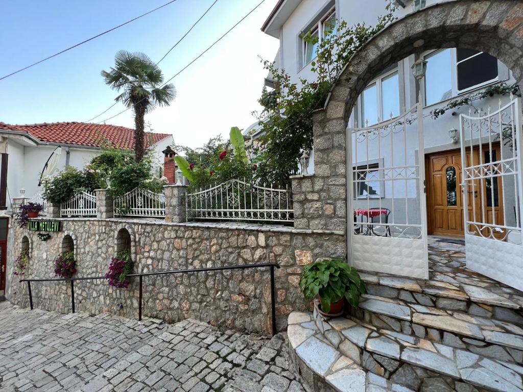 Villa Metulevi exterior with palm tree and Lake Ohrid